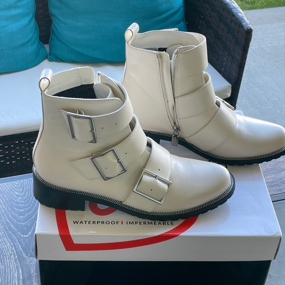 Blondo Vera triple buckle WATERPROOF leather ankle Moto Style boot.